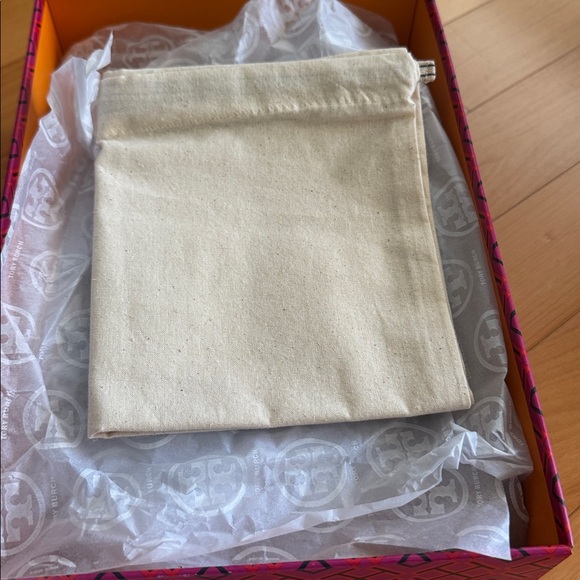 Tory Burch Brown Sandals with Gold Emblem NIB - Picture 8 of 8